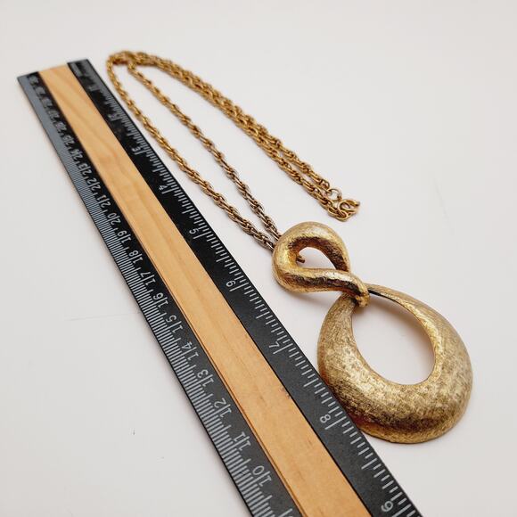 Vintage Lisner Gold Tone Pendant Necklace - 24 Inch Chain